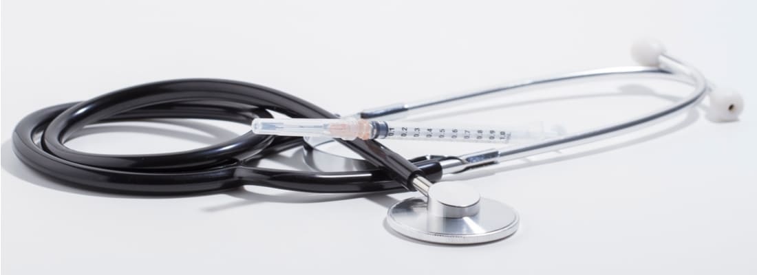 Шприц и стетоскоп